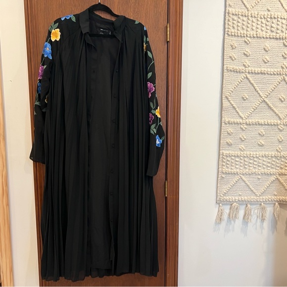 ASOS DESIGN Tall pleated midi shirt dress with embroidered sleeves in black - Picture 6 of 7